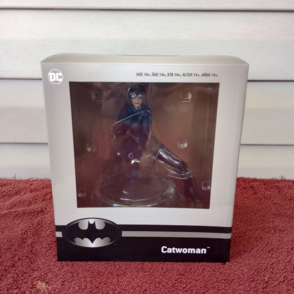 CATWOMAN Jim Lee Statue Figure ThinkGeek Chronicle Collectibles Gamestop